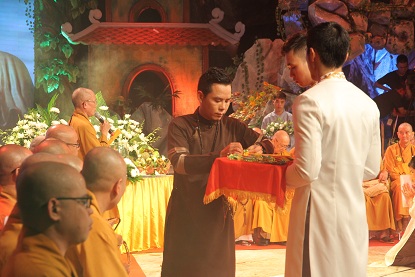 Doanh nhân - Ca sĩ Trương Kha CÚNG DƯỜNG CHƯ TĂNG TỊNH TÀI 